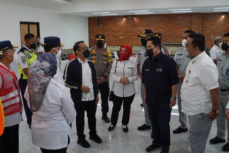 Menteri BUMN Erick Thohir, Menteri Perhubungan Budi Karya Sumadi, dan Menteri Sekretaris Negara Pratikno meninjau kondisi Bandara Ngloram, Minggu (22/8/2021)