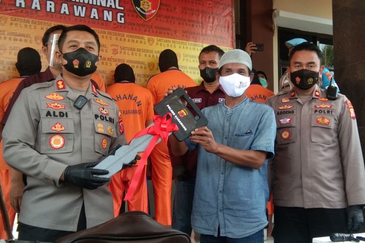 Kapolres Karawang AKBP Aldi Subartono secara simbolis menyerahkan kunci mobil warga yang sempat hilang di Mapolres Karawang, Rabu (13/4/2022).