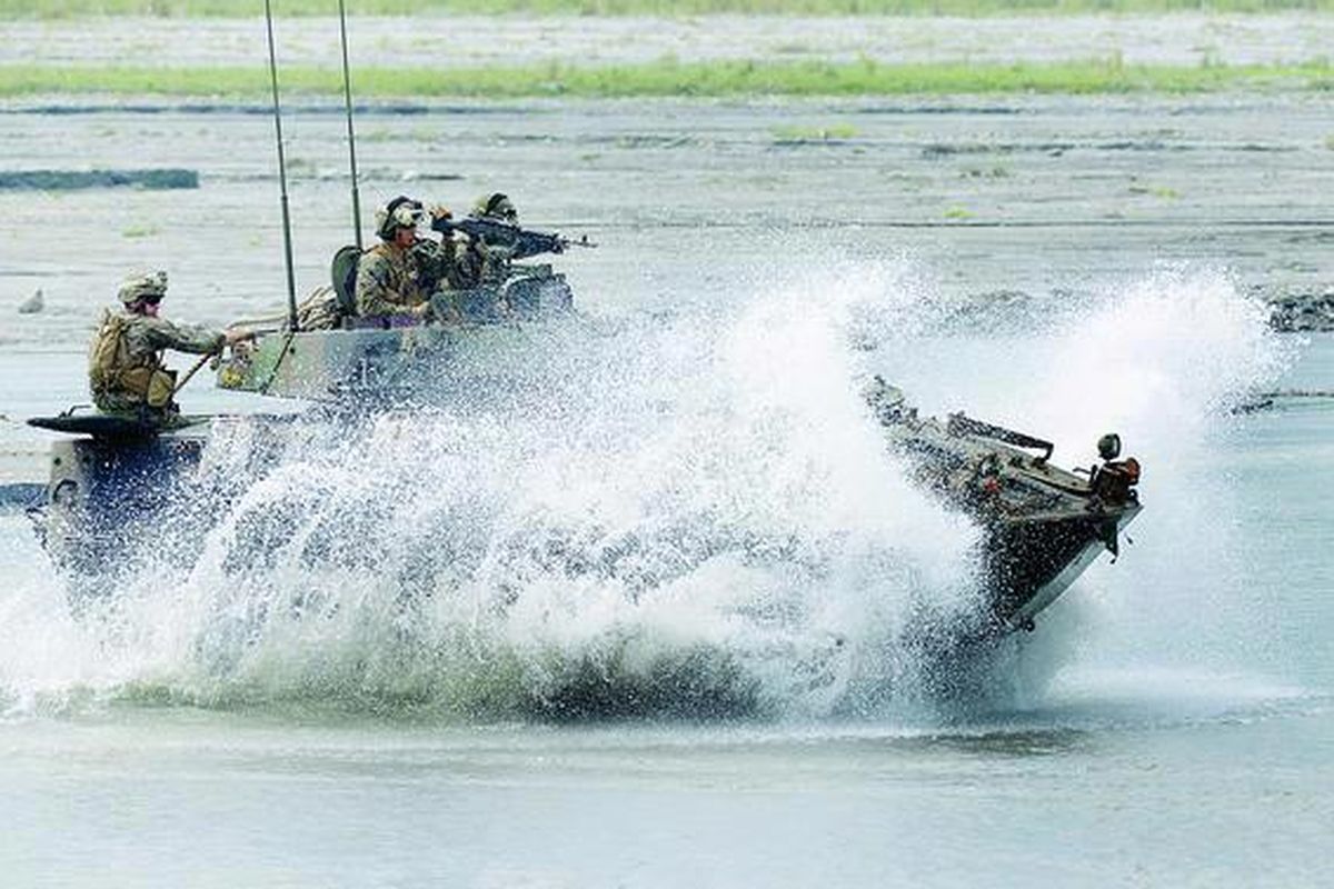 Pasukan marinir AS dan Filipina mengendarai kendaraan amfibi pengangkut personel dalam latihan militer bersama tahunan di Lembah Crow, Provinsi Tarlac, Filipina utara, Selasa (9/10). Latihan selama 10 hari itu meliputi simulasi pendaratan pasukan amfibi, serangan helikopter menggunakan amunisi hidup, dan misi medis. Filipina memperkuat kemampuan militernya dengan bantuan  AS di tengah meningkatnya ketegangan dengan China dalam sengketa teritorial di Laut China Selatan. 