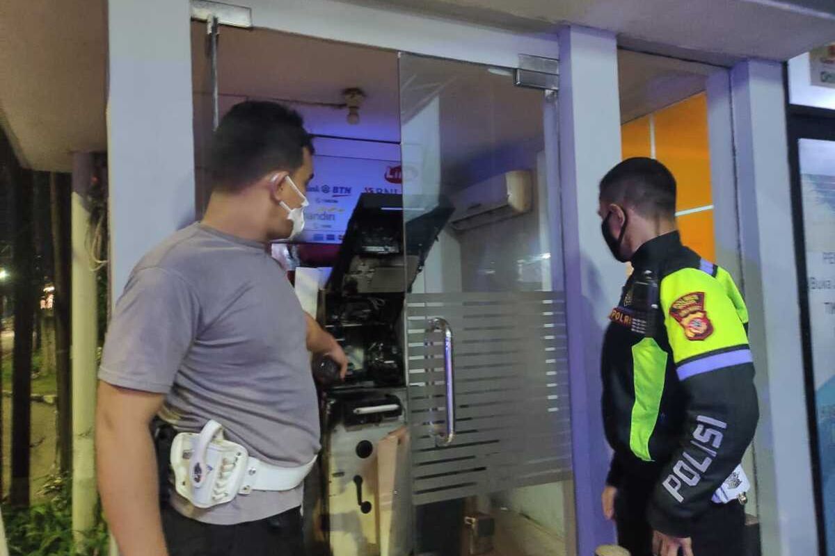 Petugas melakukan olah tempat kejadian perkara (TKP) kasus pembobolan mesin anjungan tunai mandiri atau ATM di Jalan Jakarta-Bogor, Nanggewer, Cibinong, Kabupaten Bogor, Kamis (24/3/2022).