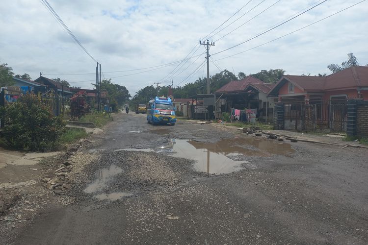 Foto: Angkutan Umum Jurusan Raya- Siantar melintasi jalan yang berkubang di Jalan Besar Saribudolok yang berlokasi di Nagori Janggir Leto, Kecamatan Panei, Kabupaten Simalungun, Senin 4 September 2023.