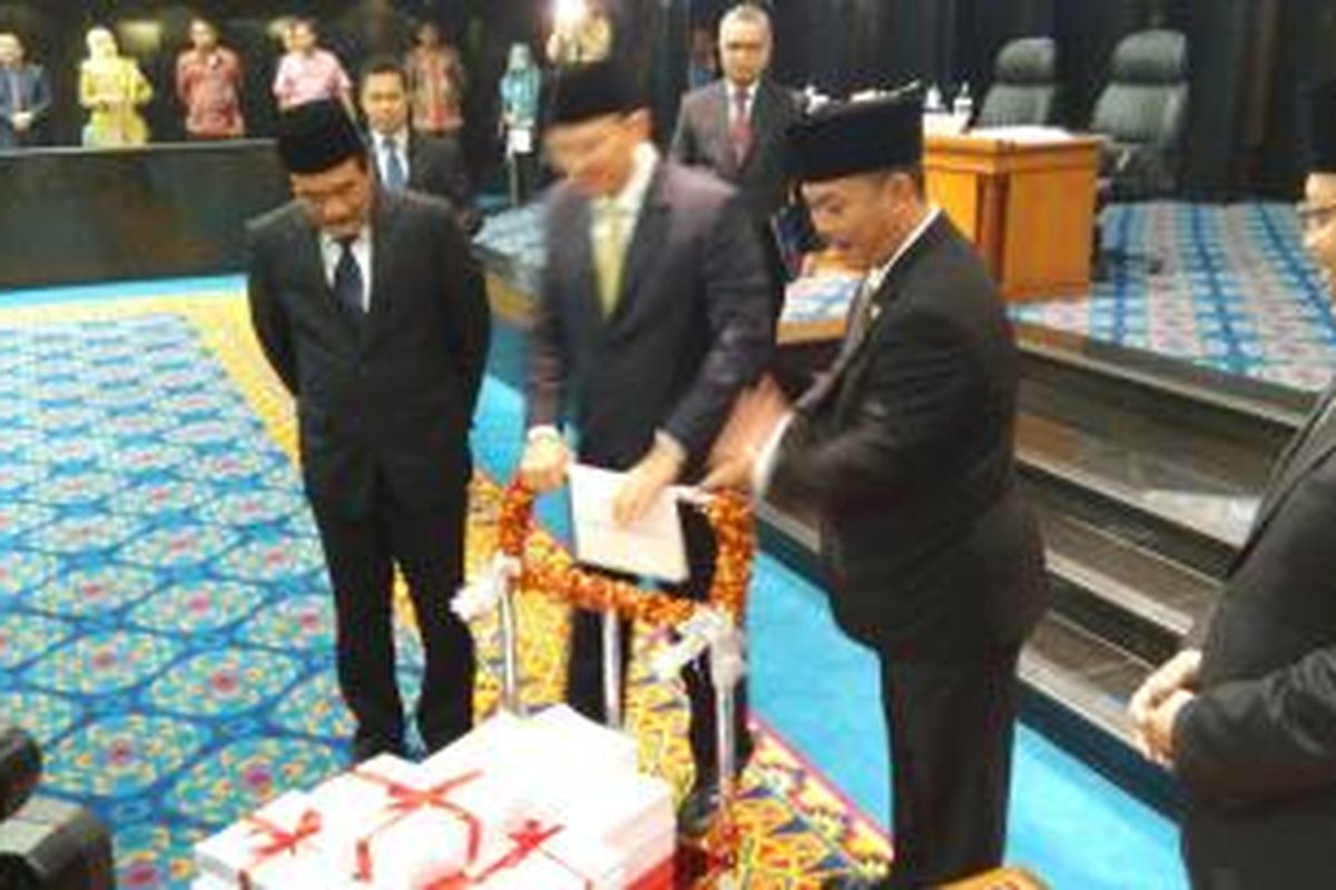 Gubernur DKI Jakarta Basuki Tjahaja Purnama mendorong troli berisi tumpukan rincian APBD DKI 2016. 