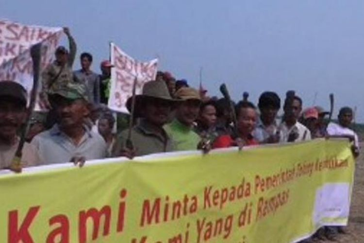 Warga Nagan Raya, Aceh Barat melakukan unjuk rasa dan mengancam akan memboikot Pemilu jika sengketa tanah tidak segera diselesaikan oleh pemerintah.