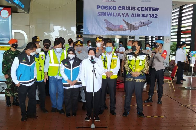 Menteri Sosial Tri Rismaharini ketika melakukan konferensi pers di Terminal 2D Bandara Soekarno-Hatta, Senin (11/1/2021) siang.