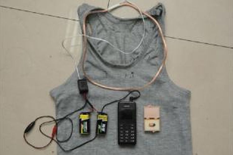 Baju yang dilengkapi dengan kabel penghubung ke telepon pengirim sinyal sebagai trik menyontek di Tiongkok 