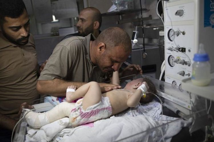 Bayi Omar satu-satunya yang selamat dari keluarga tersebut saat serangan udara menewaskan ibu dan anggota keluarga lainnya dari serangan Israel. [GETTY IMAGES VIA BBC INDONESIA]