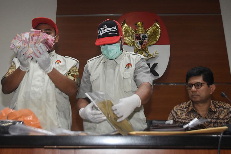 Wakil Ketua KPK Laode M. Syarief (kanan) bersama penyidik menunjukkan barang bukti hasil OTT kasus dugaan suap terkait seleksi pengisian jabatan pimpinan tinggi di Kementerian Agama saat konferensi pers di gedung KPK, Jakarta, Sabtu (16/3/2019). KPK menahan Ketum PPP Romahurmuziy, Kepala Kantor Kemenag Kabupaten Gresik Muhammad Muafaq Wirahadi, dan Kepala Kantor Wilayah Kemenang Jawa Timur Haris Hasanuddin dengan barang bukti uang sebanyak Rp 156.758.000.