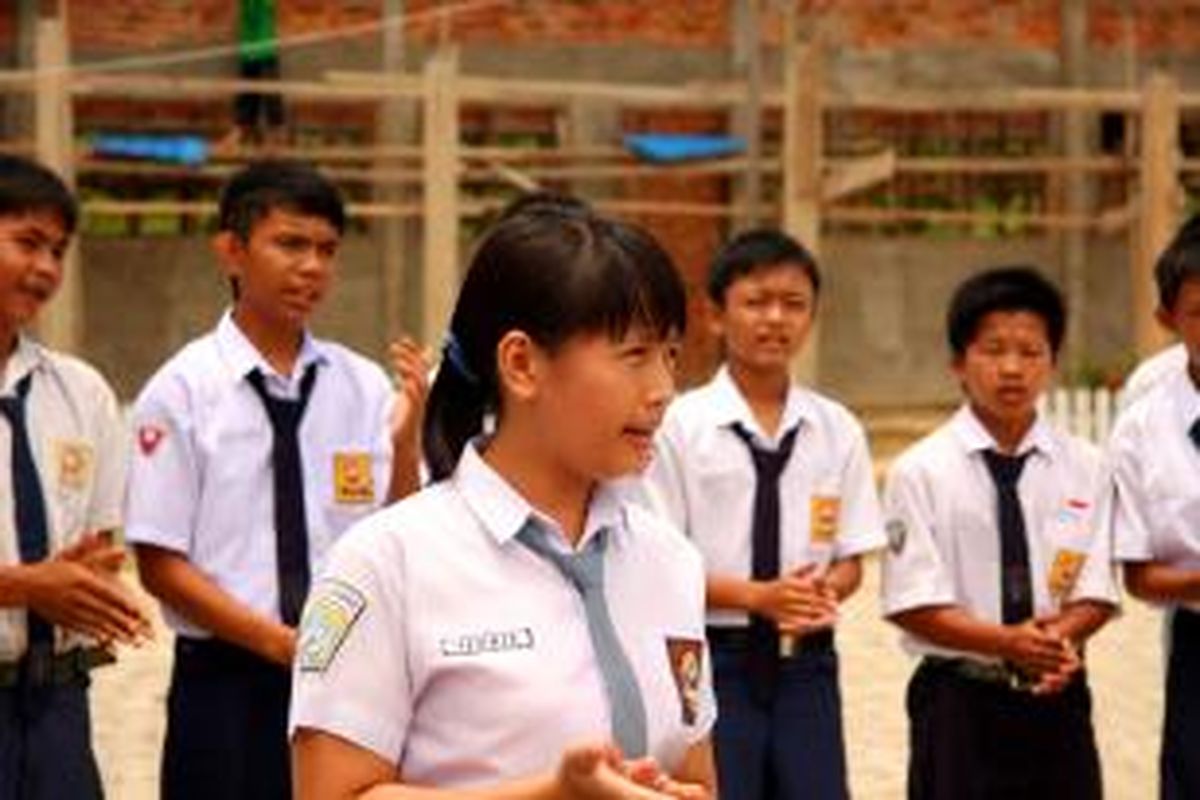 Jika siswa masih menganggap UN sebagai momok, masih menganggap juara olimpiade sains lebih bergengsi dibandingkan juara lomba drama, bila profesi PNS atau bekerja di perusahaan multi nasional dianggap lebih fancy daripada punya gerai ayam goreng yang dibangun dan dikelola sendiri, rasanya pendidikan kita malah justru mengkerdilkan dan bukan memerdekakan bangsa ini.