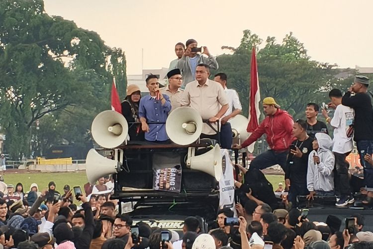 Di Hadapan Massa, Bupati Bogor Minta Dedi Mulyadi Buka Kembali Tambang Berizin