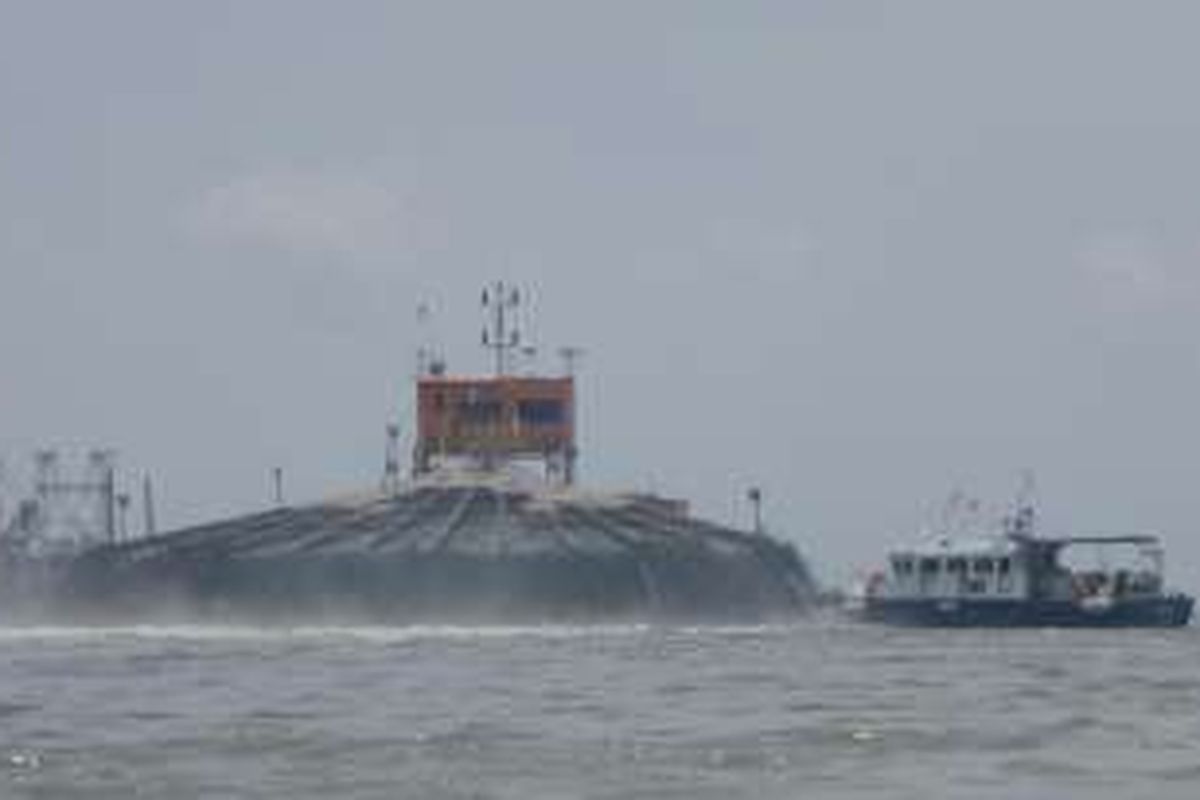 Aktivitas reklamasi di Pulau G, Jakarta Utara, Rabu (20/4/2016). Reklamasi oleh PT Muara Wisesa Samudera masih berlangsung meski pemerintah sudah menyepakati pemberhentian reklamasi sementara waktu.