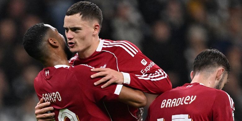 Penyerang Liverpool, Cody Gakpo, merayakan gol bersama Florian Wirtz pada partai matchday 3 Liga Champions Eintracht Frankfurt vs Liverpool bergulir di Deustche Bank Park pada Kamis (23/10/2025) dini hari WIB.