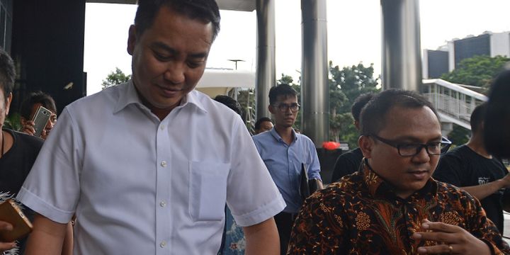 Anggota Komisi I DPR Fraksi Partai Golkar Fayakhun Andriadi bergegas menuju mobil seusai menjalani pemeriksaan di gedung KPK Jakarta, Rabu (27/12). Fayakhun diperiksa sebagai saksi dalam penyelidikan dugaan korupsi anggaran pengadaan alat satelit monitoring di Bakamla. ANTARA FOTO/Wahyu Putro A/nz/17