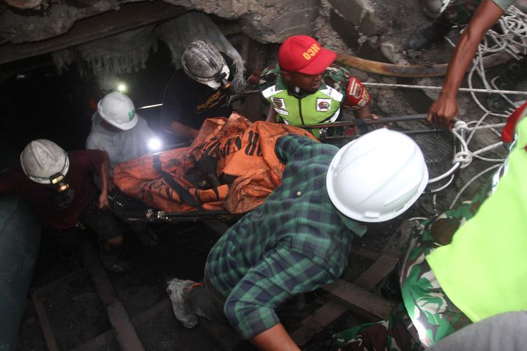 Tim gabungan mengevakuasi jenazah korban ledakan di lokasi tambang batu bara di Kecamatan Talawi, Kabupaten Sawahlunto, Sumatera Barat, Jumat (9/12/2022). Basarnas Padang menyebutkan ledakan tambang batu bara yang dipicu oleh gas metana mengakibatkan 10 pekerja meninggal dunia dan empat pekerja mengalami luka bakar serius.