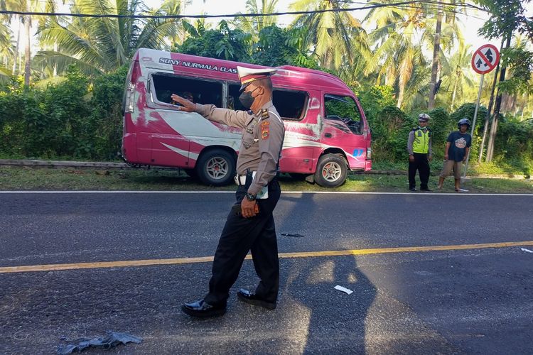 Polisi melakukan olah TKP kecelakaan OC di Desa Candikusuma, Kecamatan Melaya, Kabupaten Jembrana, Bali, Senin (4/7/2022)