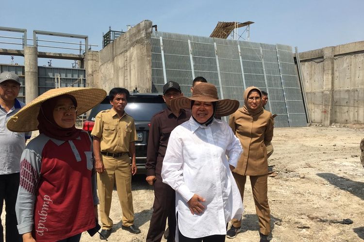 Wali Kota Surabaya Tri Rismaharini saat mengunjungi rumah pompa dan Tanggul Sumberejo di Kelurahan Sumberejo, Kecamatan Pakal, Surabaya, Senin (2/11/2019).