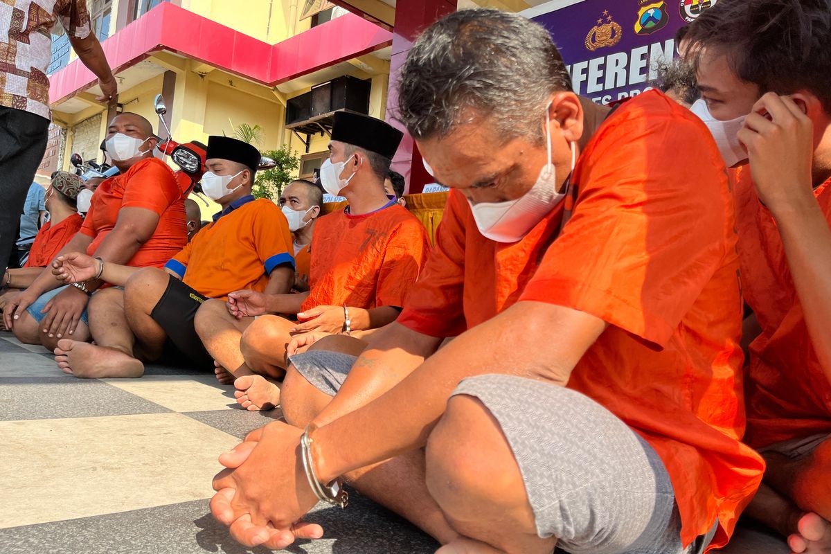 Amir si Kobar tertunduk lesu di Mapolres Probolinggo, Jumat (25/dan/2025).