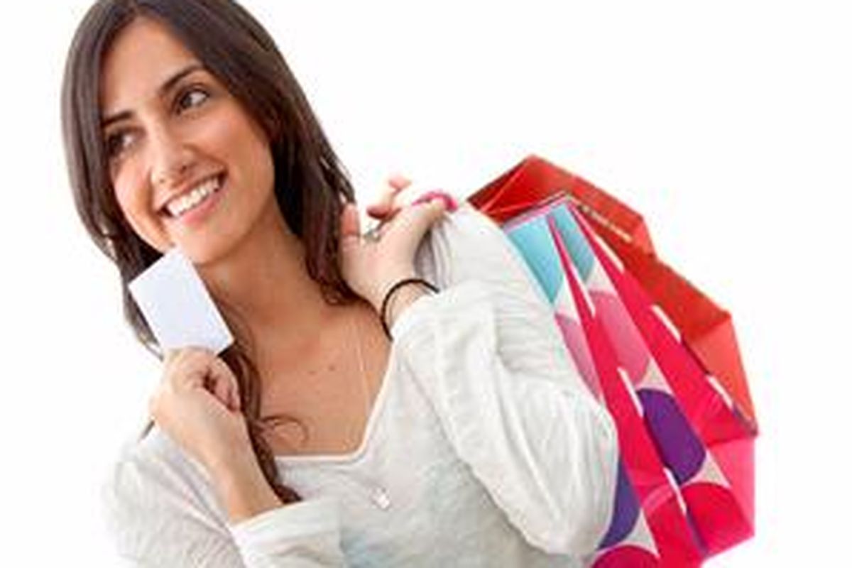 Belanja dengan kartu kredit bisa mendatangkan hadiah, juga masalah jika tak cerdik menggunakannya. 