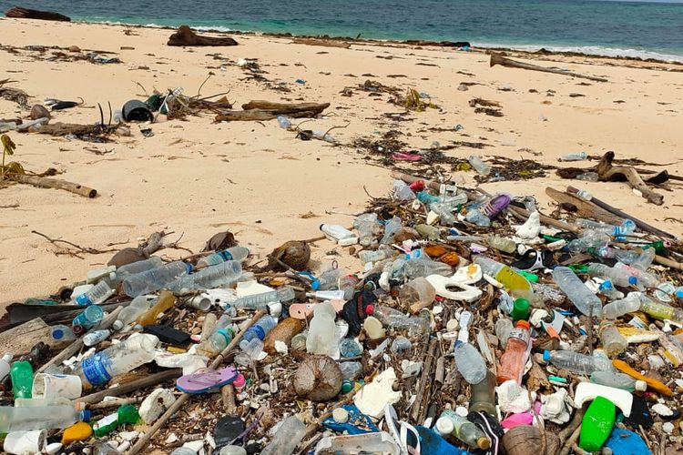 Sampah plastik di pesisir pantai Huntete, Kecamatan Tomia Timur, Wakatobi