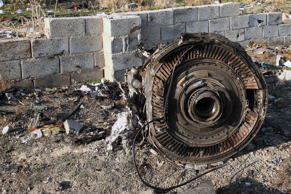 Puing pesawat di lokasi jatuhnya pesawat Ukraina di Parand, wilayah barat daya Teheran, Rabu (8/1/2020) pagi waktu setempat. Pesawat berjenis Boeing 737-800 itu jatuh tak lama setelah lepas landas dari Bandara Internasional Imam Khomeini, Teheran, Iran.