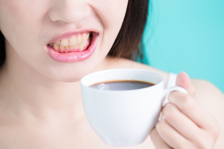 Kebiasaan minum kopi adalah salah satu penyebab gigi kuning.