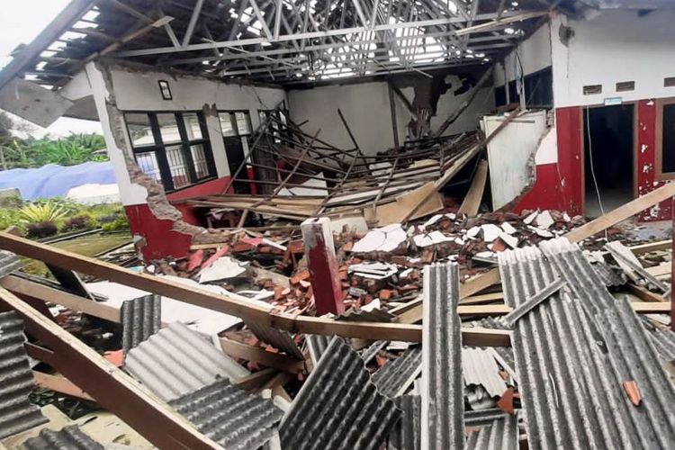 Salah satu kondisi bangunan sekolah di Cianjur, Jawa Barat, yang porak poranda diguncang gempa magnitudo 5,6.