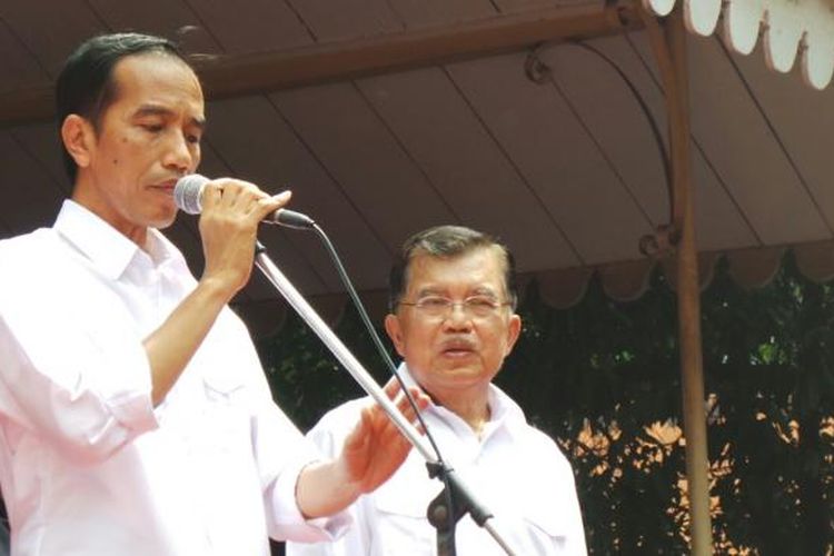 Bakal calon presiden Joko Widodo (kiri) bersiap memberikan pernyataan mendeklarasikan Jusuf Kalla sebagai calon wakil presiden di Gedung Joang 45, Jakarta Pusat, Senin (19/5/2014).