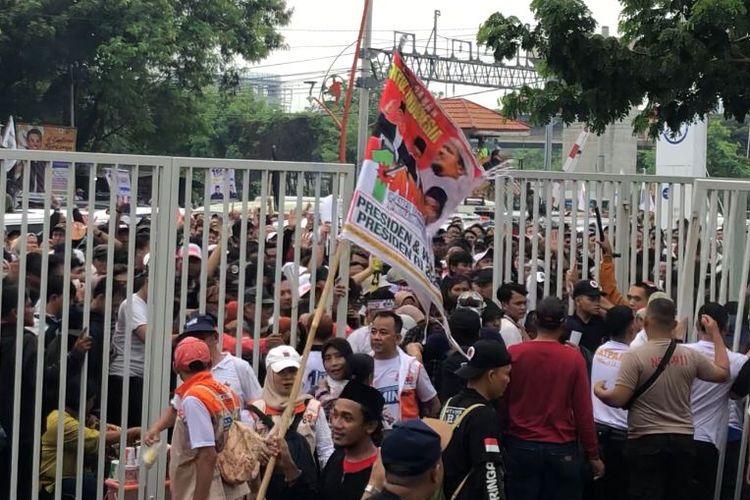Ribuan massa pendukung capres-cawapres nomor urut 1 Anies Baswedan dan Muhaimin Iskandar memaksa petugas keamanan untuk masuk melalui gerbang barat Jakarta International Stadium (JIS), Jakarta Utara, Sabtu (10/2/2024).