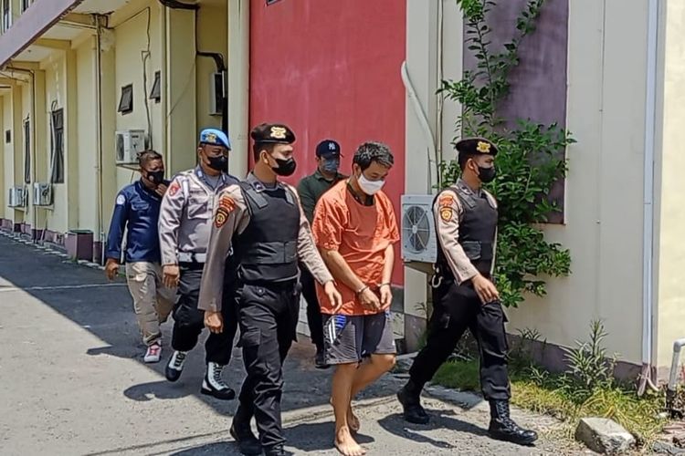 Daud Patriono Imanuel (52) saat menuju ruang tahanan Polres Probolinggo, Jawa Timur, setelah resmi menjadi tersangka akibat tembakan yang menewaskan karyawannya, Sabtu (9/4/2022)