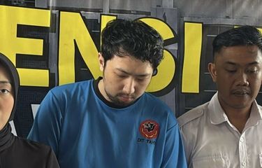Polda Jabar saat menghadirkan pelaku pemerkosaan, Priguna Anugerah (31), dokter residen anestesi dari Program Pendidikan Dokter Spesialis (PPDS) Fakultas Kedokteran Universitas Padjadjaran (FK Unpad), Rabu (9/4/2025). Priguna memerkosa keluarga pasien di Rumah Sakit Hasan Sadikin (RSHS) Bandung pada pertengah Maret 2025. Kata Kemenkes soal Kasus Dokter PPDS Unpad Perkosa Keluarga Pasien di RSHS Bandung
