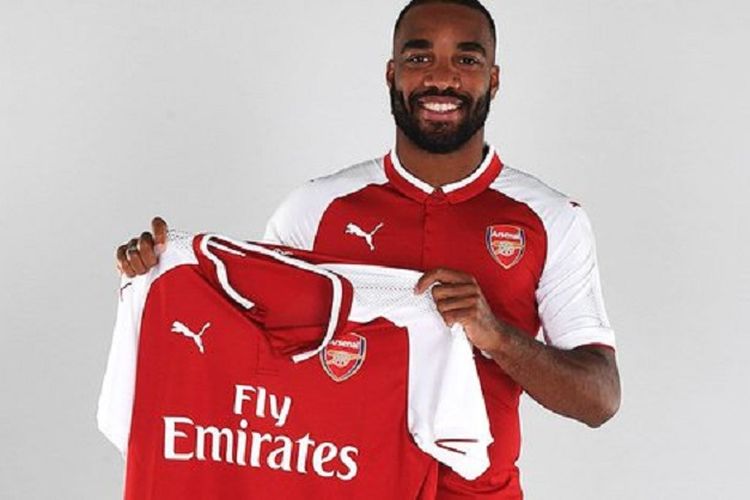 Alexandre Lacazette resmi diperkenalkan sebagai pemain baru Arsenal pada Rabu (5/7/2017). 