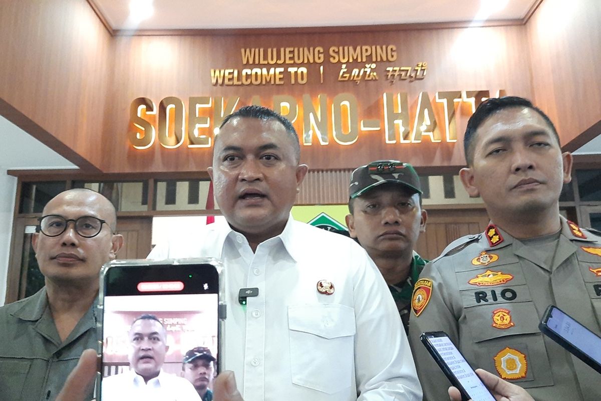 Bupati Bogor Rudy Susmanto meminta maaf soal oknum kepala desa (kades) pungutan atau permintaan Tunjangan Hari Raya (THR) kepada perusahaan yang sempat terjadi di wilayahnya. Permintaan maaf itu disampaikan Rudy didampingi Kapolres, Dandim, dan Kejari di Pendopo Bupati, Cibinong, Kabupaten Bogor, Jawa Barat, Minggu (6/4/2025) sore.