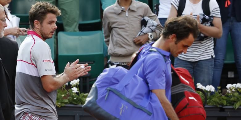 Petenis Swiss, Stan Wawrinka (kiri), memberikan tepuk tangan saat rekan sengaranya, Roger Federer, meninggalkan lapangan usai laga perempat final Roland Garros di Paris, Selasa (2/6/2015). Wawrinka menang 6-4, 6-3, 7-6(4).