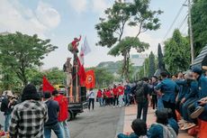 Demo Mahasiswa di Semarang Hadiahkan Tikus dan Telur Langsung ke Anggota DPRD Jateng