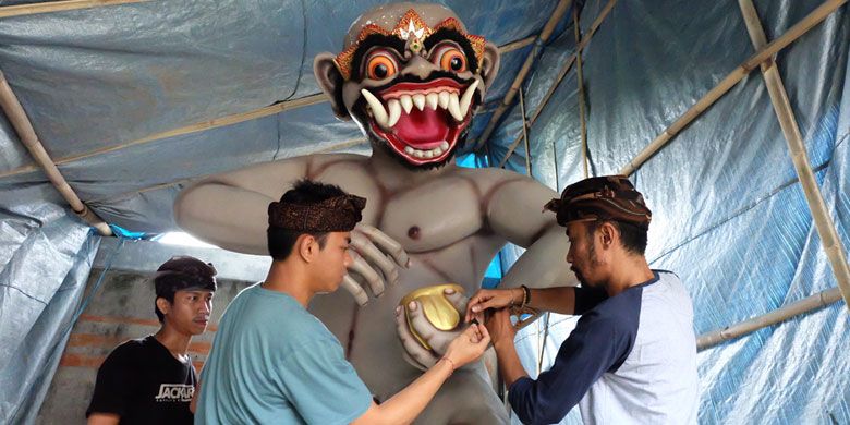 Dana dan rekan-rekan memasang perhiasan di badan patung raksasa. Anak-anak muda yang terlibat dalam pembuatan ogoh-ogoh ini tergabung di Sekaa Teruna Teruni Hindu Dharma (STHD) Ciledug.