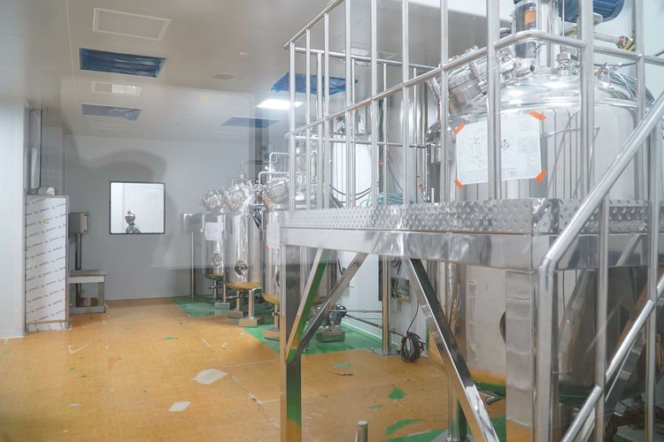 Fasilitas fraksionasi plasma PT SK Plasma Core Indonesia di Karawang, Jawa Barat, Kamis (18/12/2025). Setelah proses pembangunan selesai, fasilitas ini mampu mengolah 600.000 liter plasma per tahun. Pabrik plasma terbesar di Asia Tenggara ini diharapkan dapat memenuhi kebutuhan nasional terhadap Produk Obat Derivat Plasma (PODP) seperti albumin dan imunoglobulin intravena.