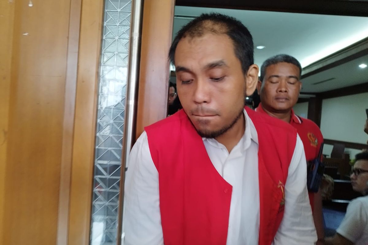 Rudolf Tobing usai sidang vonis di Ruang Oemar Seno Adji 1 Pengadilan Negeri (PN) Jakarta Pusat, Kamis (13/7/2023). (KOMPAS.com/XENA OLIVIA)