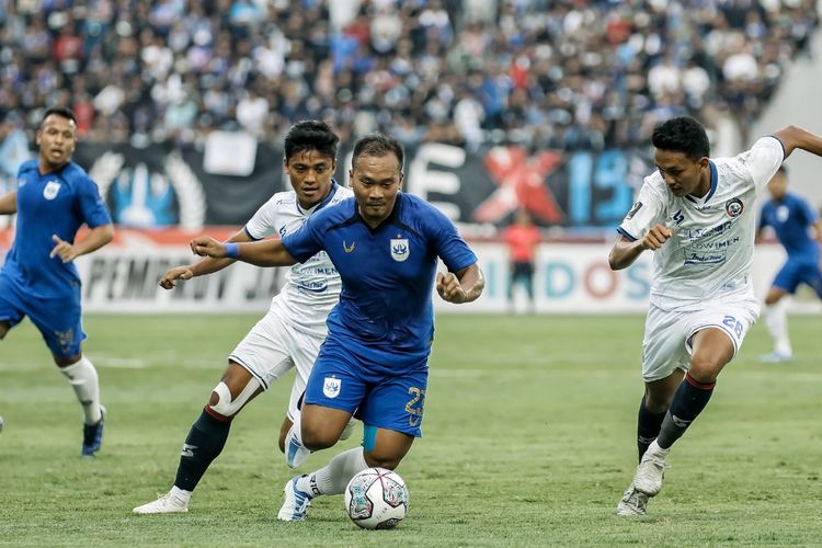 Pemain asing PSIS Semarang Wawan Febrianto dijaga ketat pemain Arema FC saat pertandingan semifinal Piala Presiden 2022 yang berakhir dengan skor 0-2 di Stadion Jatidiri Semarang, Kamis (7/7/2022) sore.