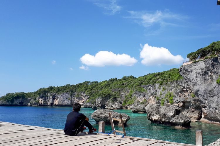 Seorang pengunjung menikmati panorama laut dari dermaga Tebing Appalarang, Kabupaten Bulukumba, Sulawesi Selatan.