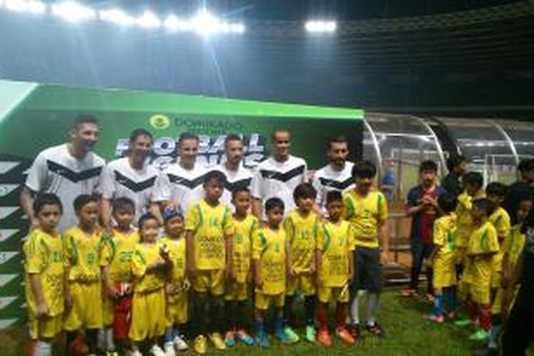 Para legenda sepak bola dunia seusai memberikan coaching clinic kepada beberapa anak dari Sekolah Sepak Bola (SSB) di Stadion Utama Gelora Bung Karno, Jakarta, Jumat (6/6/2014). 