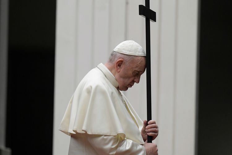 Paus Fransiskus memimpin prosesi Via Crucis (Jalan Salib) selama misa Jumat Agung di Lapangan Santo Petrus, tanpa kehadiran publik di tengah lockdown virus corona, pada 10 April 2020.