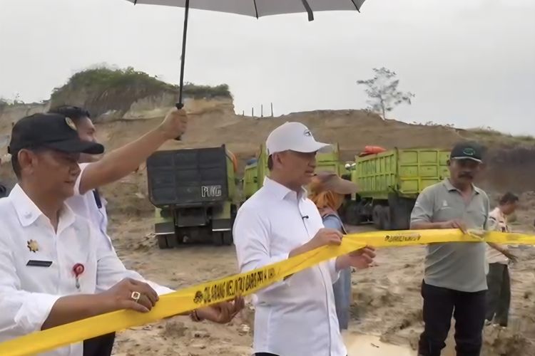Wakil Gubernur Banten, Dimyati Natakusumah saat menutup tambang ilegal di depan Gerbang Tol Rangkasbitung, Kabupaten Lebak, Jumat (24/10/2025).