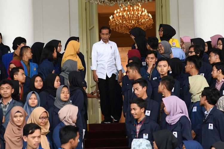 Presiden Joko Widodo (tengah) bersiap foto bersama dengan peserta Konferensi Mahasiswa Nasional ketika diterima di Istana Bogor, Jawa Barat, Jumat (7/12/2018). Pada pertemuan tersebut presiden menerima rekomendasi hasil konferensi mahasiswa nasional serta menjelaskan pencapaian pemerintah di bidang infrastruktur dan menjelaskan tentang berita bohong tentang dirinya yang beredar di media sosial kepada mahasiswa. ANTARA FOTO/Wahyu Putro A/foc.