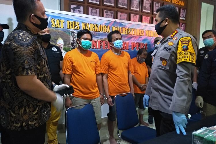 IB dan KS diinterogasi Kapolrestabes Medan, Kombes Pol Riko Sunarko. KS mengaku kesulitan untuk menjual 460 gram sabu karena banyaknya saingan hingga butuh waktu berbulan-bulan. Berbeda dengan TZ yang bisa menjual 10 kg sabu dalam seminggu.