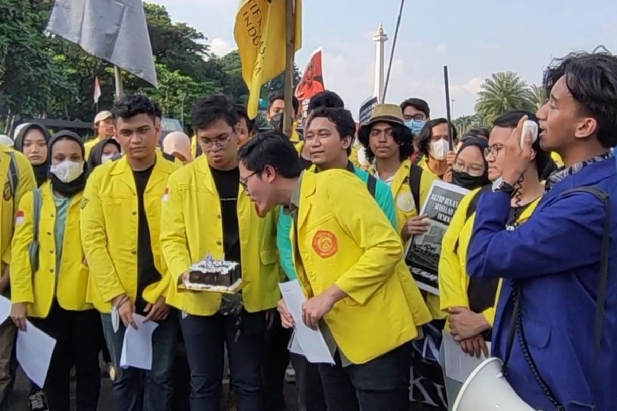 Aksi unjuk rasa oleh  sejumlah mahasiswa dan kelompok organisasi  tergabung dalam Aliansi Nasional Reformasi KUHP di Medan Merdeka Selatan, pada Selasa (21/6/2022) siang, dimeriahkan aksi simbolik. Aksi itu meniup lilin dan mengucapkan ulang tahun ke Presiden Joko Widodo.