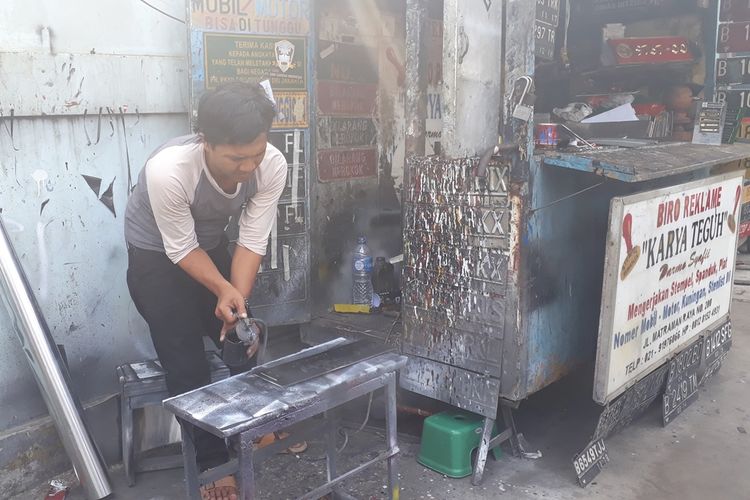 Teguh, penjual pelat nomor di Jalan Matraman Raya, Jakarta Timur mengaku pendapatannya naik 50 persen dengan adanya perluasan sistem ganjil genap, Senin (9/9/2019).