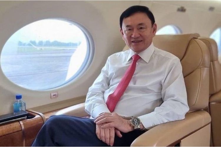 Mantan PM Thailand, Thaksin Shinawatra duduk di dalam pesawat jet pribadinya.
