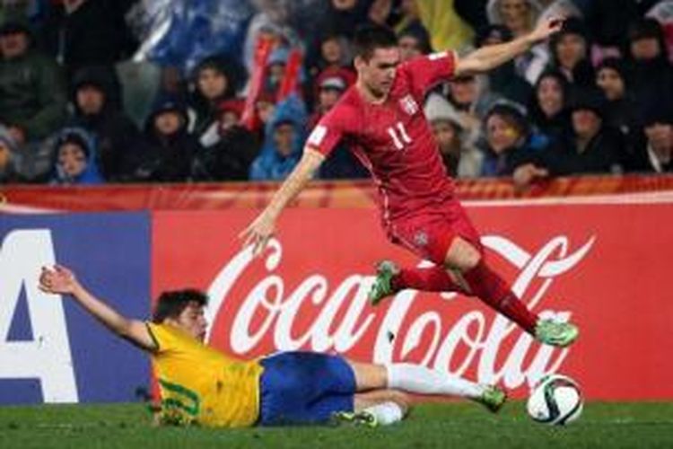 Gelandang serang Serbia U-20, Andrija Zivkovic (merah).
