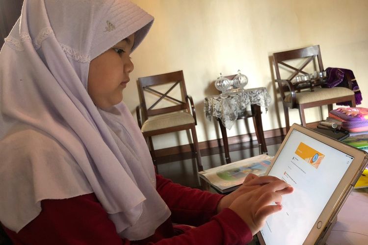 Fatih Home-Based Learning dari Fatih Bilingual School Aceh menggelar beragam online learning yang ditujukan kepada siswa, orangtua dan juga guru selama Pembatasan Sosial Berskala Besar (PSBB).

