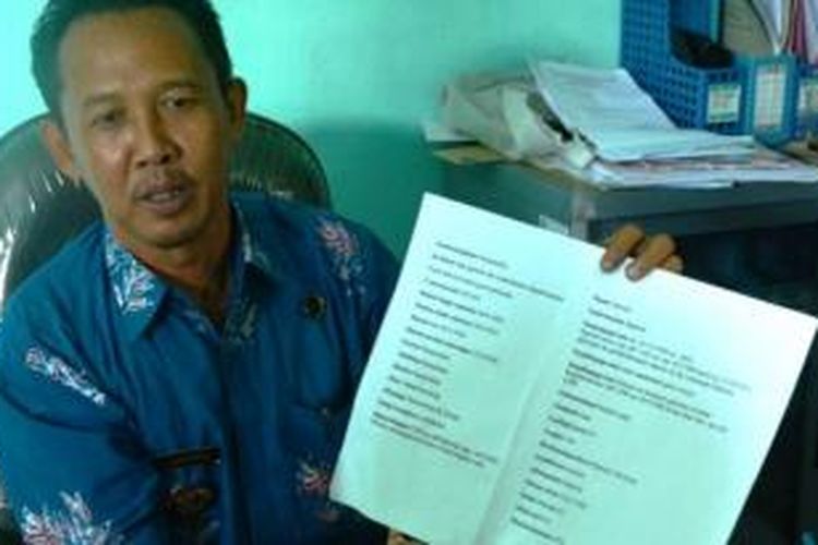 Kepala Desa Kanding Awal Nurhandoko menunjukkan dokumen tentang Sapoen.