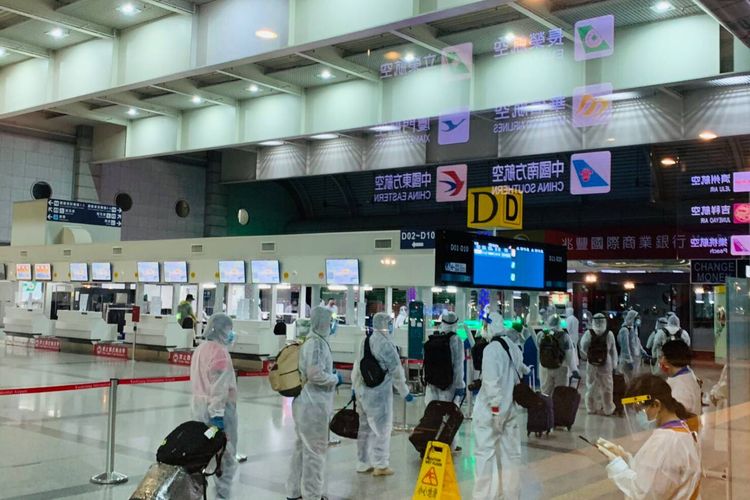 ABK Indonesia menunggu penerbangan mereka di Bandara Internasional Kaohsiung, Taiwan, dengan tujuan Indonesia pada Jumat (20/8/2021)